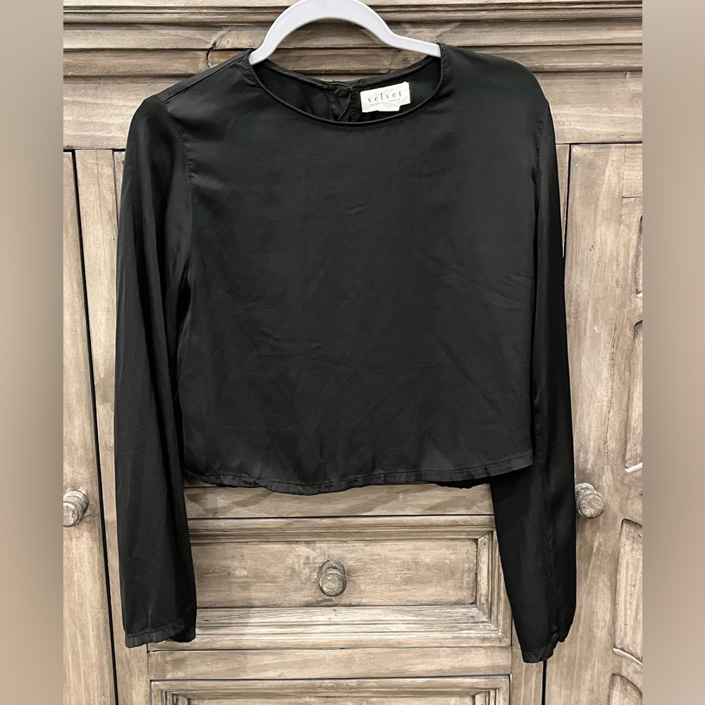 NWOT Women’s VELVET BY GRAHAM & SPENCER Cropped Silky Button Back Blouse (S) - Picture 2 of 9